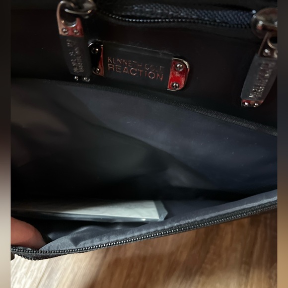 Kenneth Cole Reaction Laptop Case for up to 17" computers - Picture 2 of 15